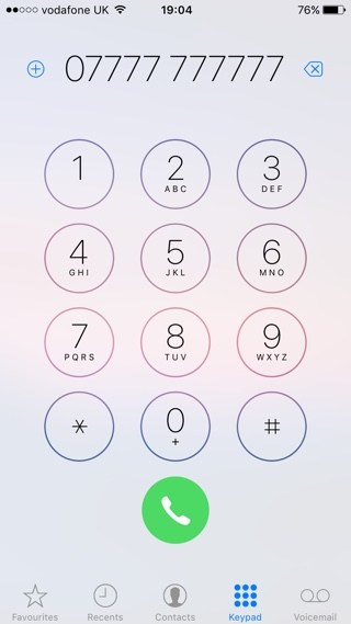A continuación se indica cómo volver a marcar rápidamente un número en la aplicación Teléfono del iPhone