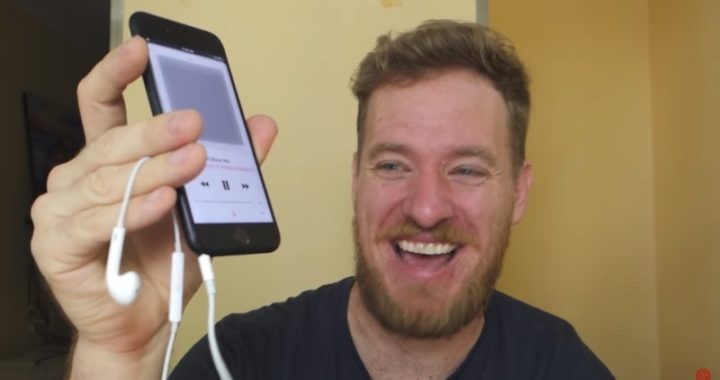 El tipo construye su propio iPhone 7 con una toma de auriculares[Video]