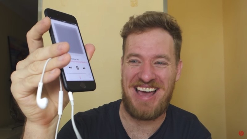 El tipo construye su propio iPhone 7 con una toma de auriculares[Video]