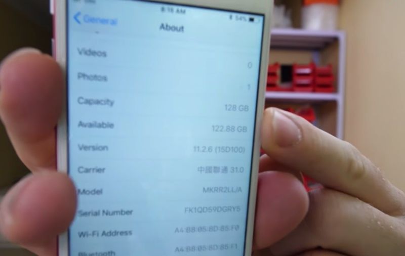 El vídeo muestra a un tipo que agrega 128GB de almacenamiento a un iPhone de 16GB
