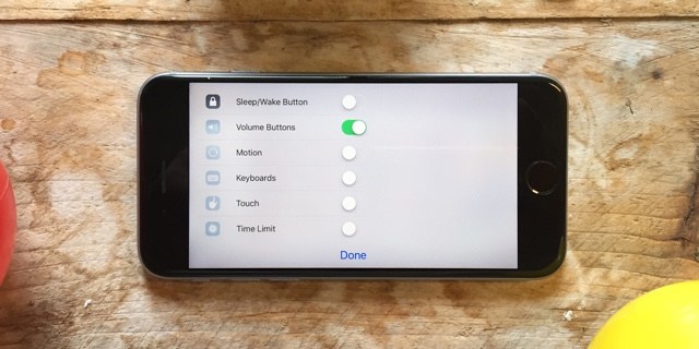 La función iOS le permite bloquear el acceso a la pantalla táctil o a una aplicación al compartir el iPhone con otras personas