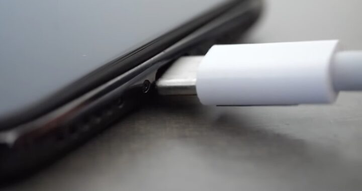 El usuario agrega un puerto USB-C a un iPhone y lo pone a la venta en Ebay